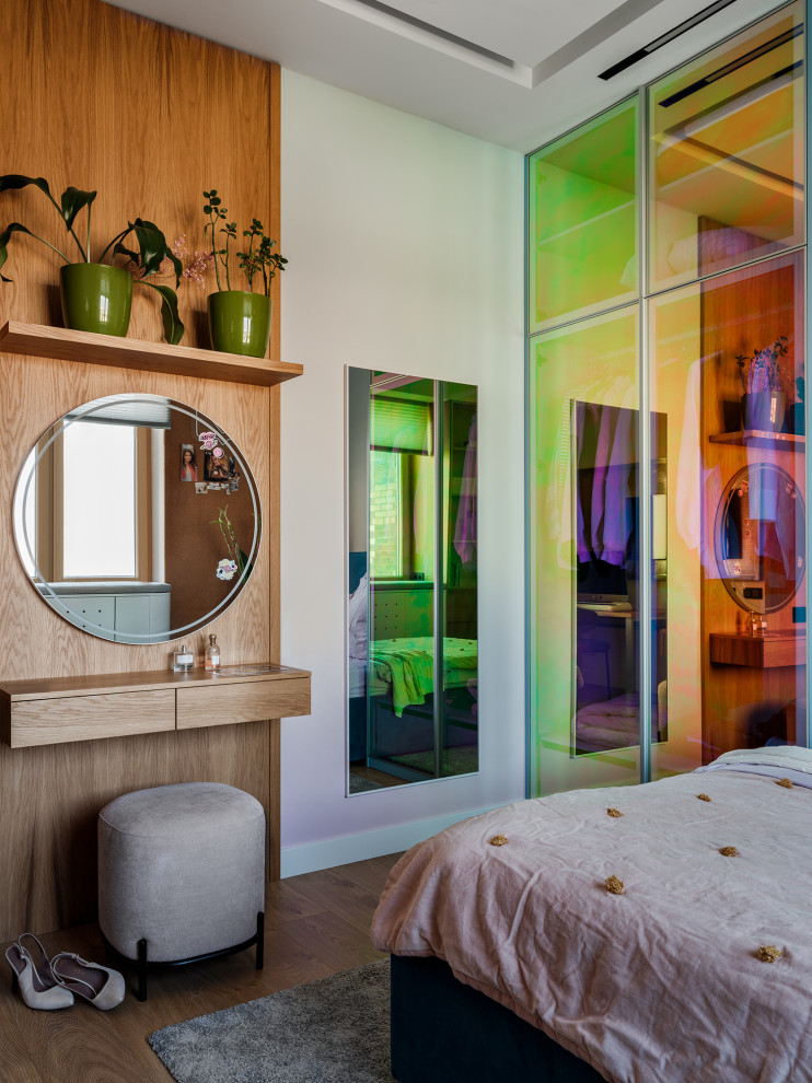 Modern inredning av ett mellanstort barnrum kombinerat med sovrum, med flerfärgade väggar