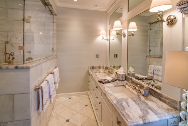 Aging in Place Renovation moderno-stanza-da-bagno