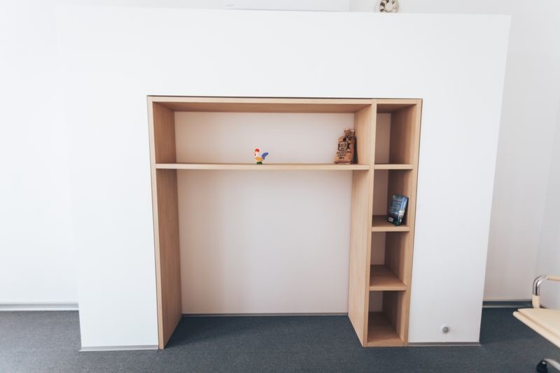 Натяжные стены в нише с подсветкой