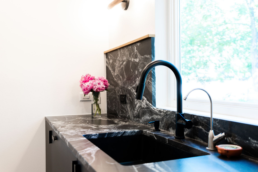 Kitchen - modern kitchen idea in Austin
