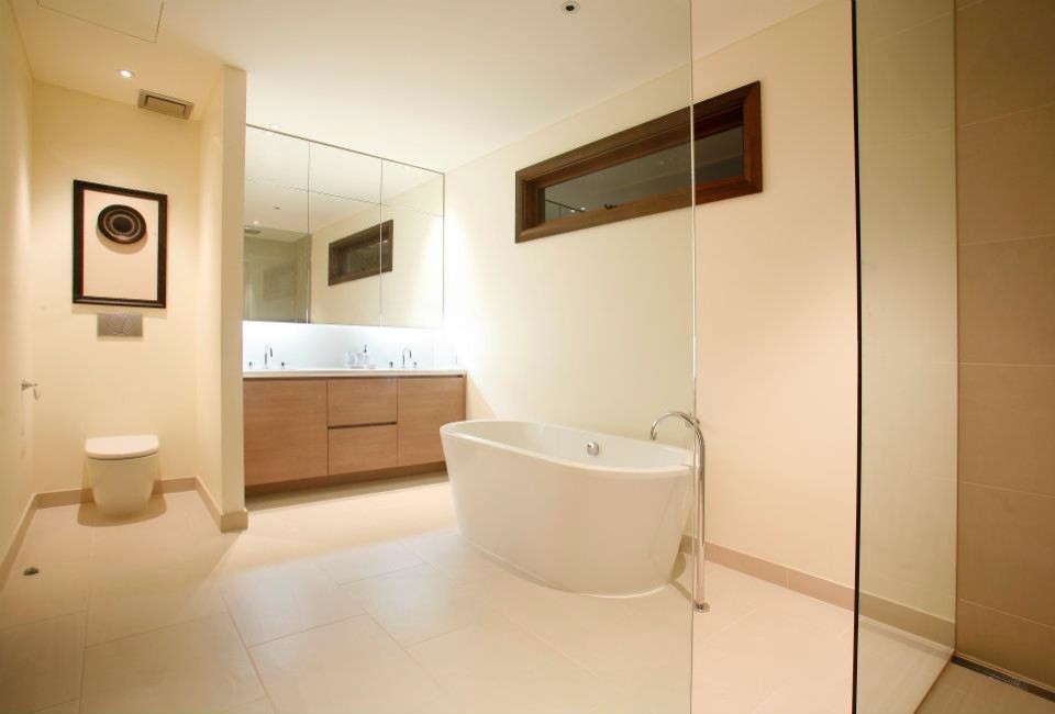 Photo of a contemporary bathroom in Brisbane.