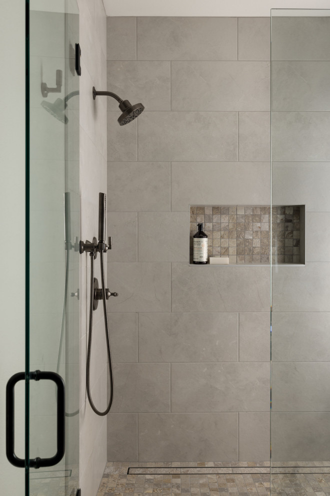 Exempel på ett mellanstort modernt grå grått en-suite badrum, med skåp i shakerstil, skåp i mellenmörkt trä, våtrum, beige väggar, marmorgolv, ett undermonterad handfat, marmorbänkskiva och dusch med gångjärnsdörr