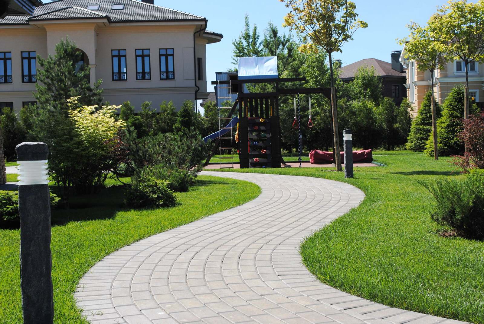 Сад с хвойными растениями