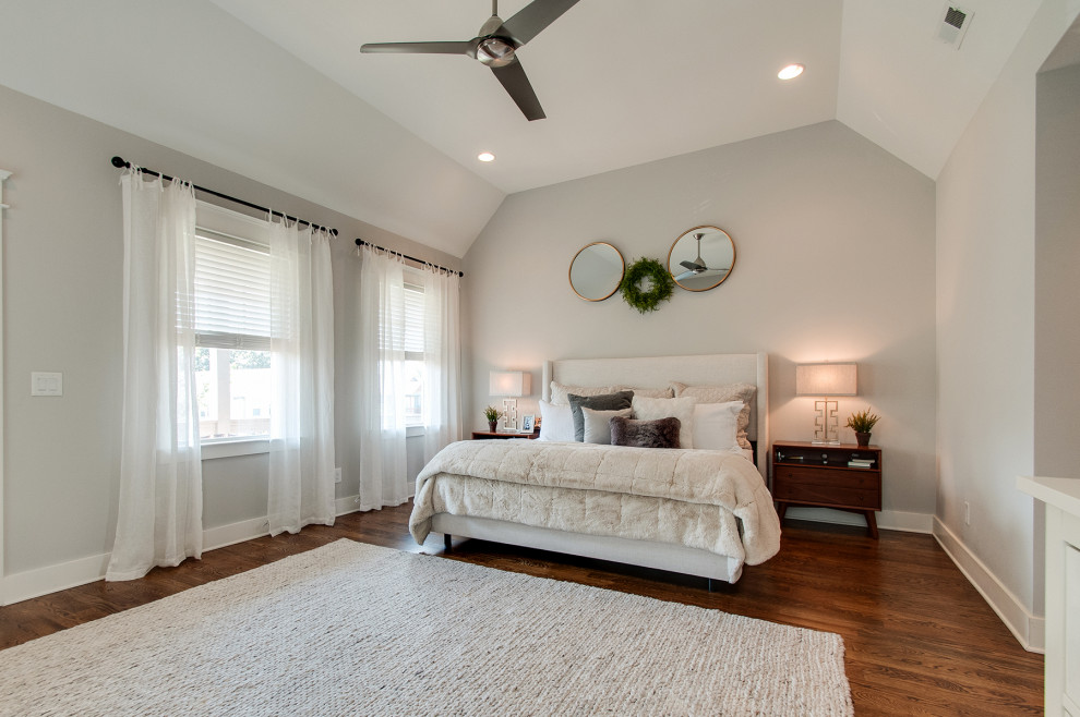 Imagen de dormitorio principal y abovedado vintage de tamaño medio con paredes grises, suelo de madera en tonos medios y suelo marrón