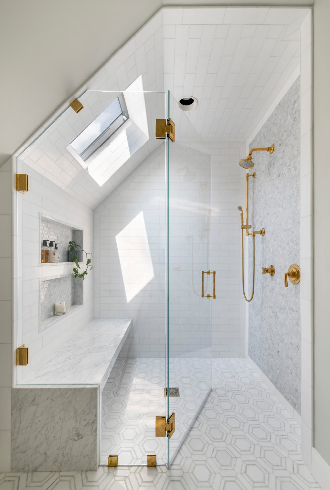 Modelo de cuarto de baño clásico renovado con vigas vistas, ducha empotrada, baldosas y/o azulejos blancos, baldosas y/o azulejos de cemento, paredes grises, suelo blanco, ducha con puerta con bisagras y banco de ducha