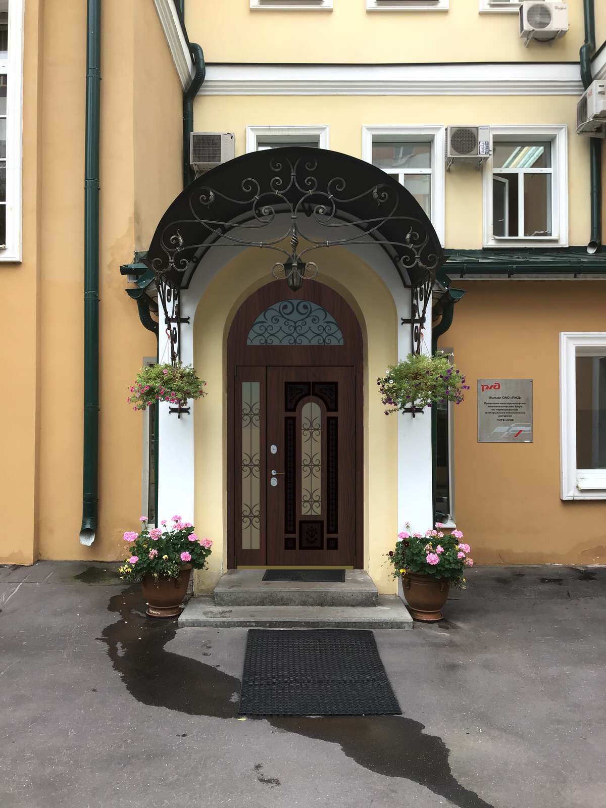 Входная группа с аркой в офисное здание