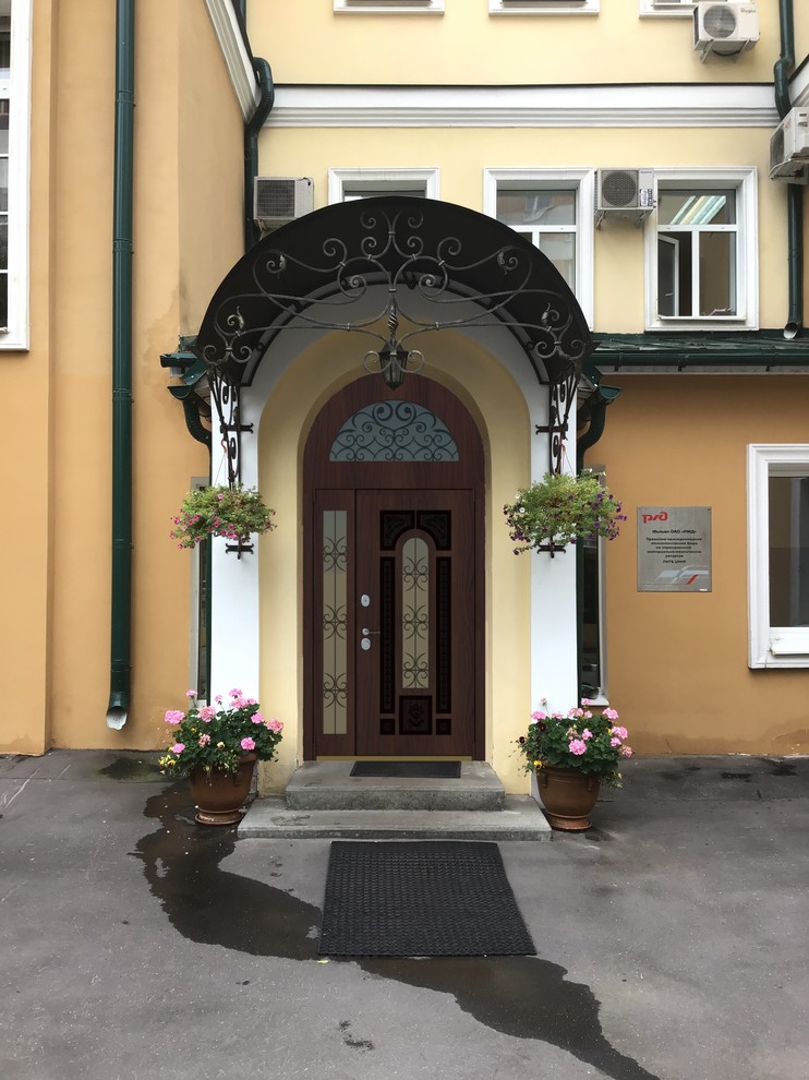 Входная группа с аркой в офисное здание