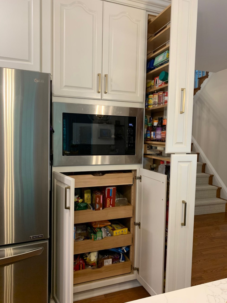ワシントンD.C.にある高級な広いトランジショナルスタイルのおしゃれなキッチン (シングルシンク、白いキャビネット、珪岩カウンター、青いキッチンパネル、セメントタイルのキッチンパネル、シルバーの調理設備、無垢フローリング、赤い床、白いキッチンカウンター) の写真