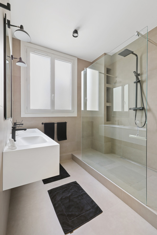 Réalisation d'une salle de bain principale design de taille moyenne avec un placard à porte affleurante, meuble-lavabo suspendu et des portes de placard blanches.