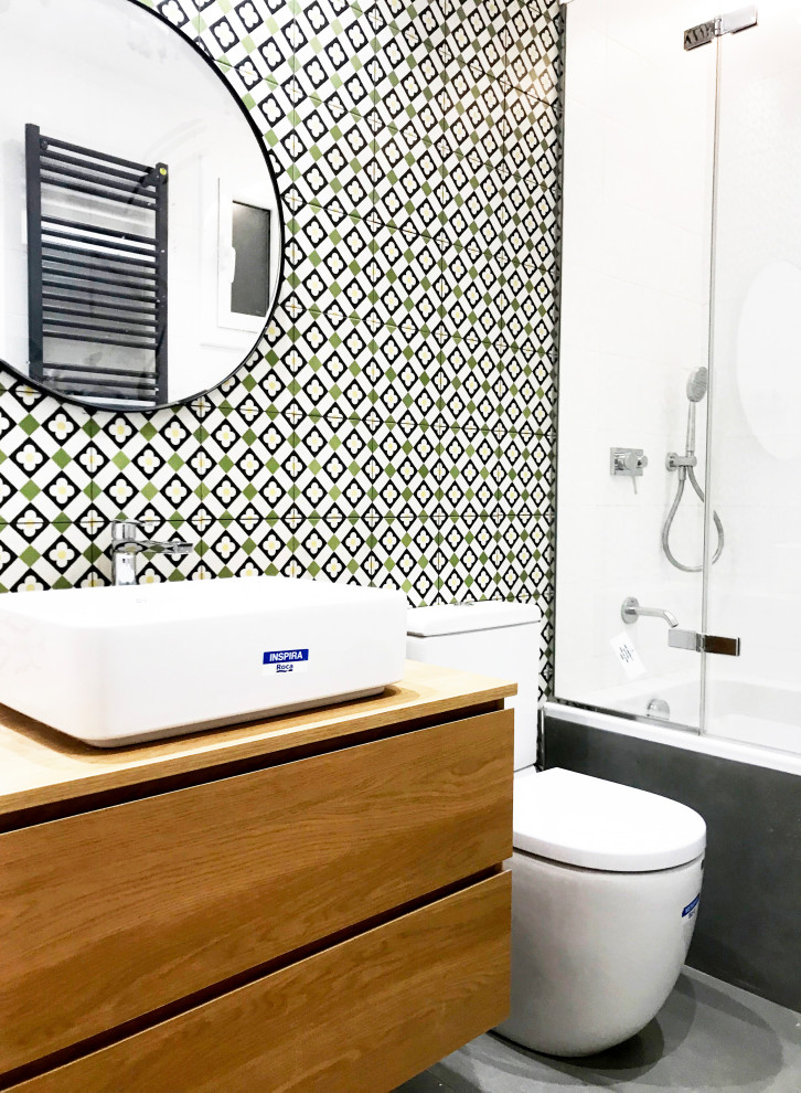 This is an example of a medium sized modern grey and white ensuite bathroom in Barcelona with flat-panel cabinets, medium wood cabinets, an alcove bath, a one-piece toilet, white tiles, ceramic tiles, white walls, ceramic flooring, a vessel sink, wooden worktops, grey floors, a hinged door, brown worktops, an enclosed toilet, a single sink and a built in vanity unit.