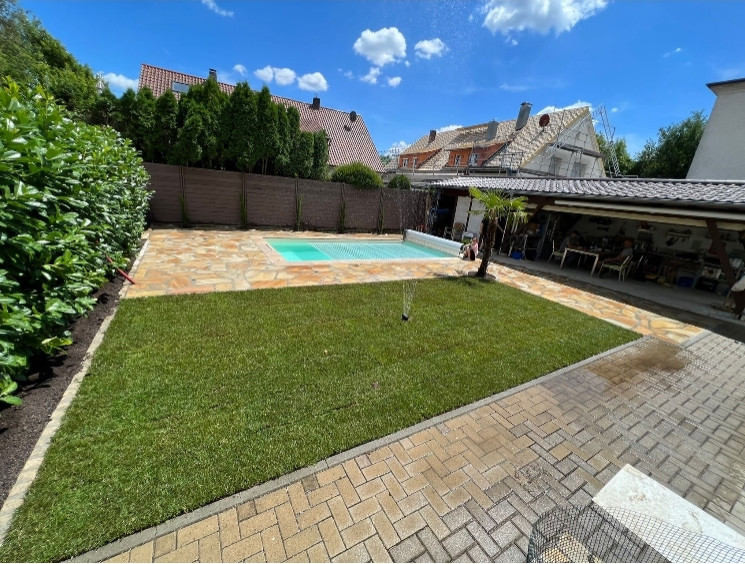 Mittelgroßer Mediterraner Pool hinter dem Haus in rechteckiger Form mit Natursteinplatten in Düsseldorf