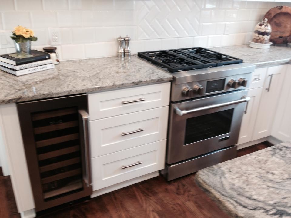 Inspiration for a mid-sized transitional kitchen remodel in Detroit