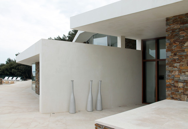 Blue B&eacute;nat mediterranean-entrance