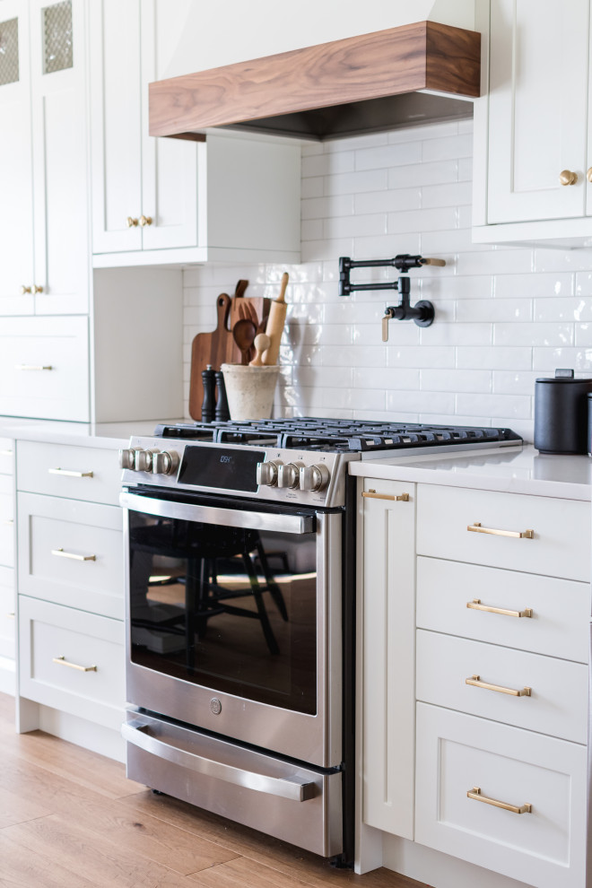 Example of a transitional kitchen design in Toronto
