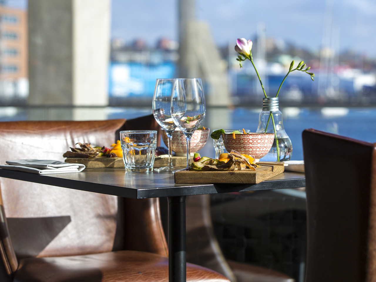 Черное и голубое