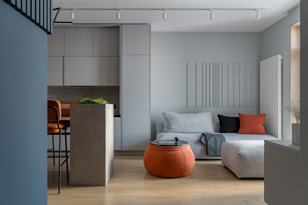 Свежая идея для дизайна: гостиная комната среднего размера в современном стиле с серыми стенами, паркетным полом среднего тона и бежевым полом - отличное фото интерьера