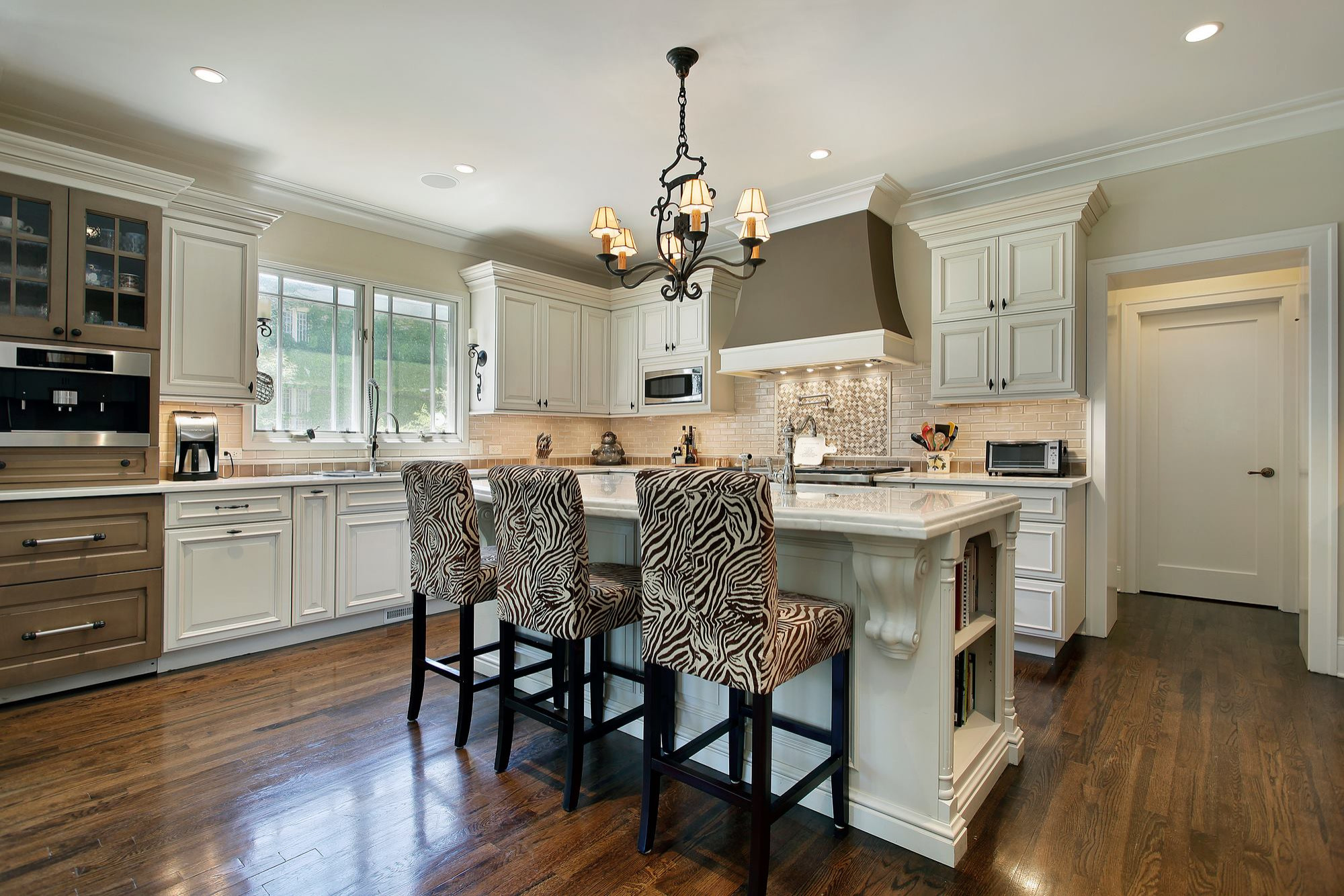 Kitchen - traditional kitchen idea in Dallas