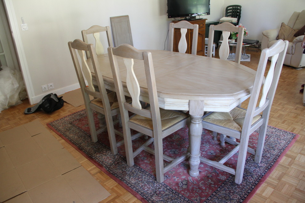 Table et chaises "Ecru et taupe"- SOISY SOUS MONTMORENCY