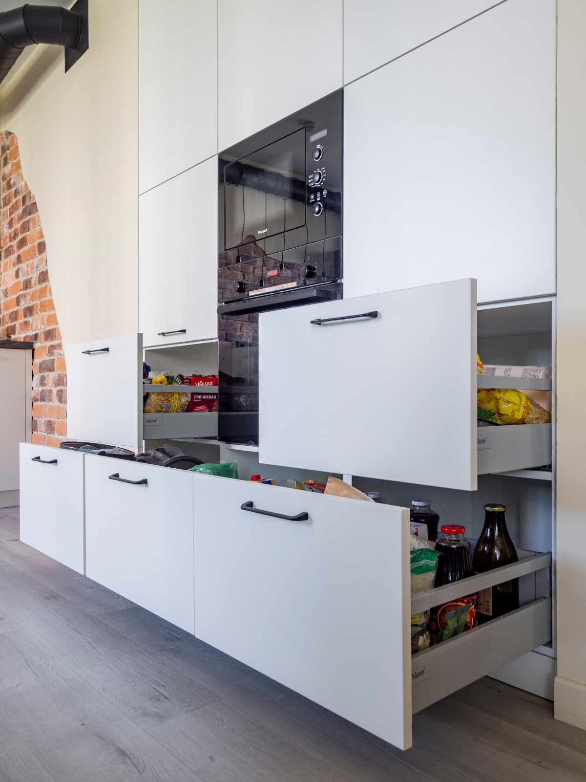 Кухня в стиле неоклассика без верхних модулей