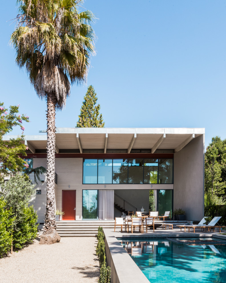 Diseño de casa de la piscina y piscina infinita marinera grande rectangular en patio con granito descompuesto