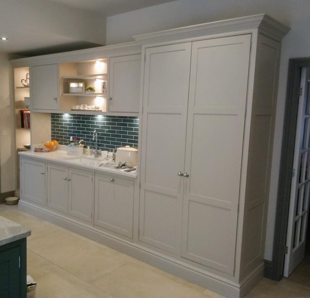 Exempel på ett stort klassiskt flerfärgad flerfärgat kök, med en undermonterad diskho, skåp i shakerstil, blå skåp, marmorbänkskiva, flerfärgad stänkskydd, stänkskydd i marmor, rostfria vitvaror, kalkstensgolv, en köksö och beiget golv