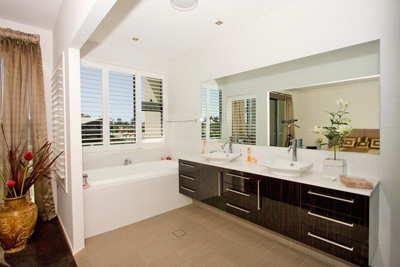 Inspiration for a contemporary bathroom in Gold Coast - Tweed.