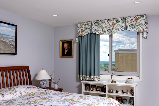 Nature's Beauty Inspires a Condo Refresh klassisch-schlafzimmer