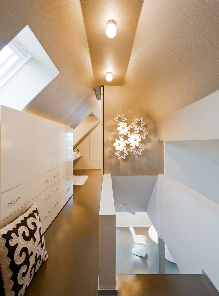 This is an example of a contemporary hallway in Cologne.