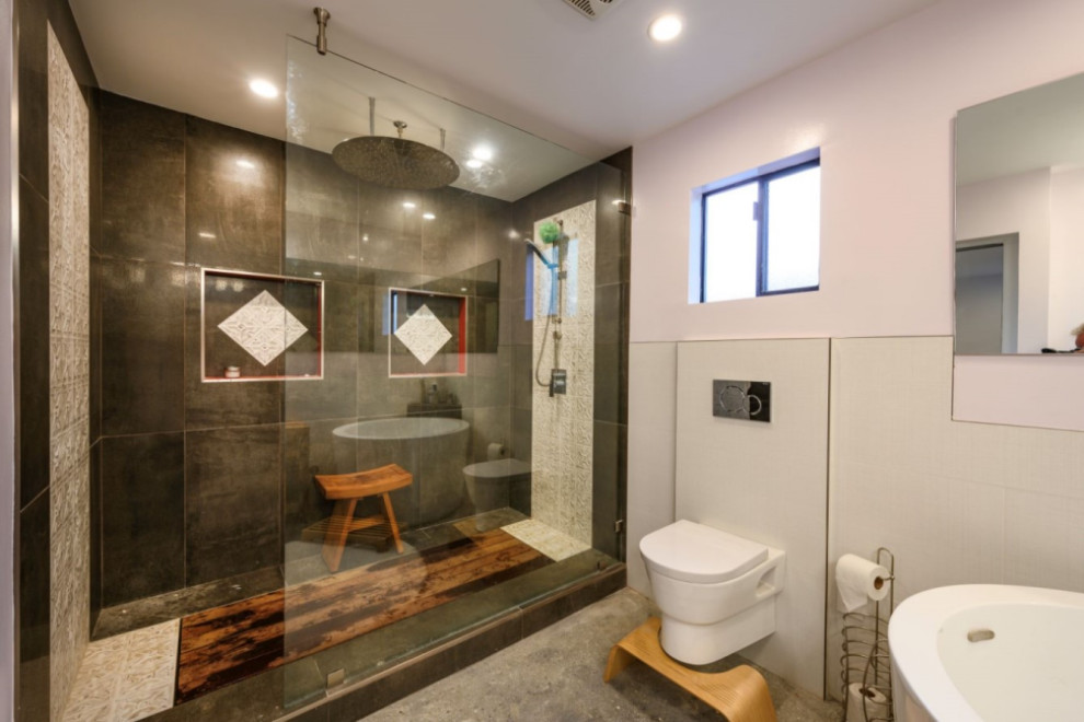 На фото: большая главная ванная комната в стиле модернизм с коричневыми фасадами, душем в нише, унитазом-моноблоком, серой плиткой, керамической плиткой, бежевыми стенами, полом из керамической плитки, настольной раковиной, столешницей из дерева, открытым душем, коричневой столешницей, нишей, тумбой под одну раковину, напольной тумбой, многоуровневым потолком, открытыми фасадами, серым полом и японской ванной с