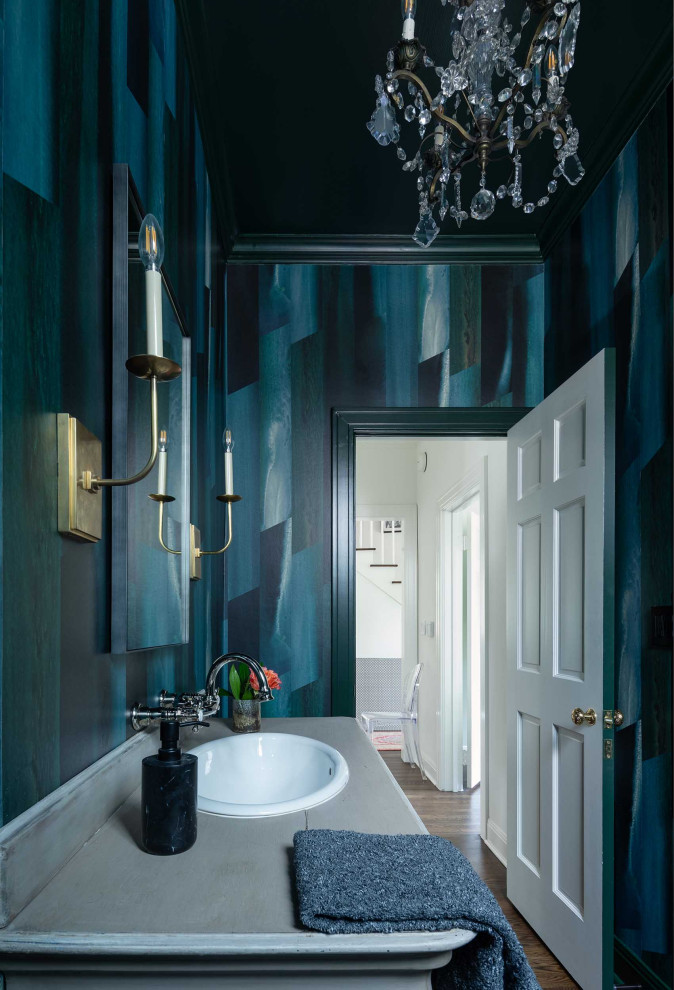 Пример оригинального дизайна: туалет среднего размера в стиле неоклассика (современная классика) с обоями на стенах, фасадами с утопленной филенкой, зелеными фасадами, встроенной тумбой, синими стенами, столешницей из дерева, серой столешницей и любым потолком