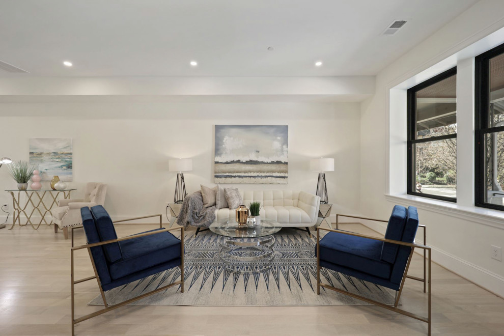 Esempio di un soggiorno design aperto con pareti bianche, parquet chiaro e pavimento marrone