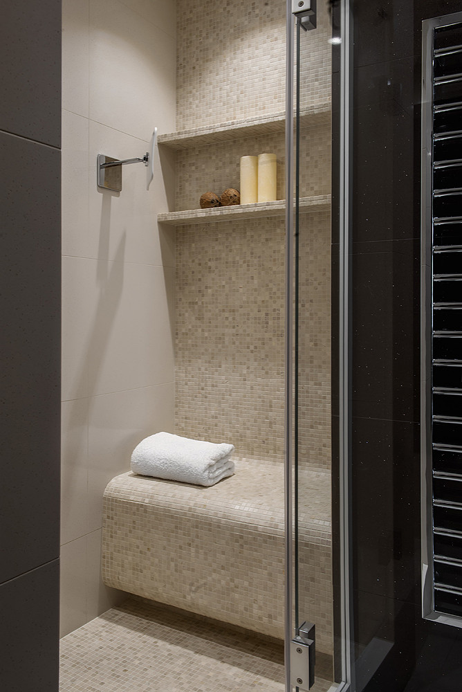 Современная квартира в Санкт-Петербурге с видом на озеро.