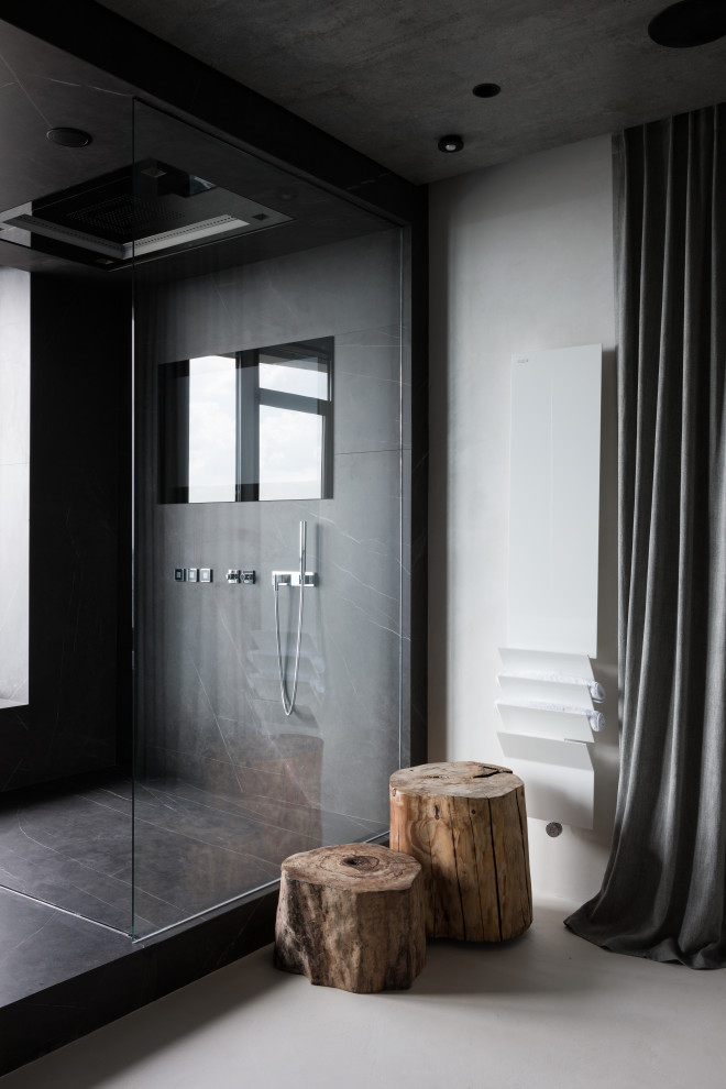 Inspiration för ett mellanstort industriellt badrum med dusch, med vita skåp, en kantlös dusch, grå kakel, stenhäll, grå väggar, klinkergolv i keramik, grått golv och med dusch som är öppen