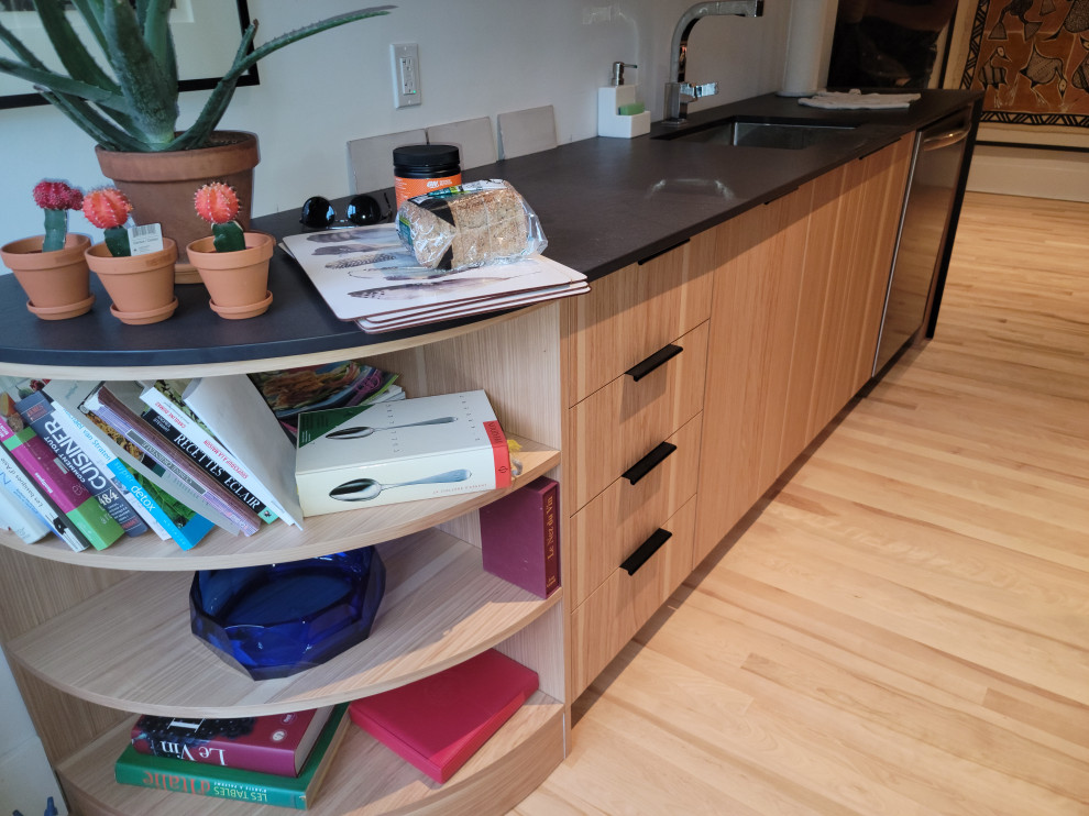 TOW TONE MODERN KITCHEN