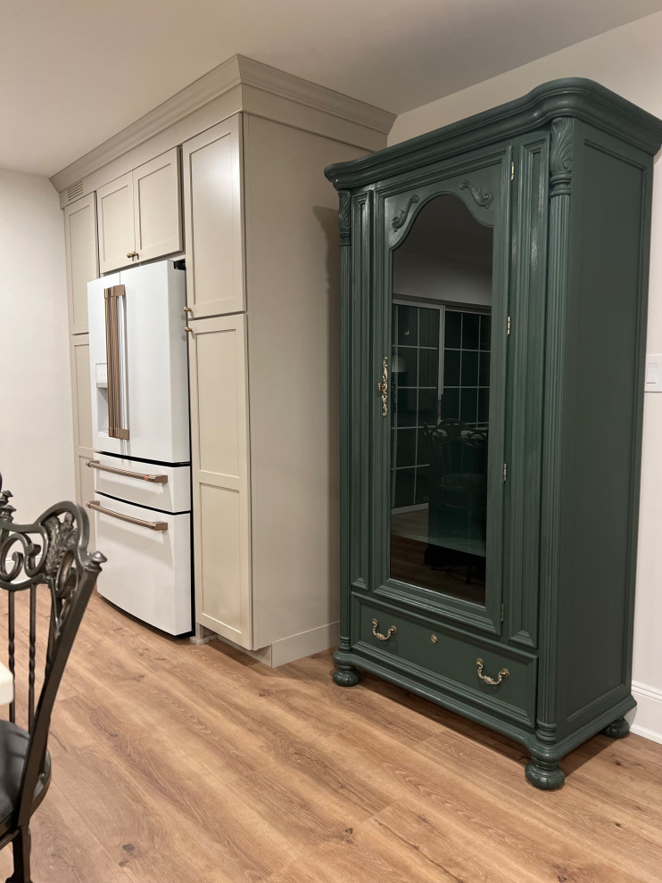 Vintage Modern Kitchen - Middle Island, NY
