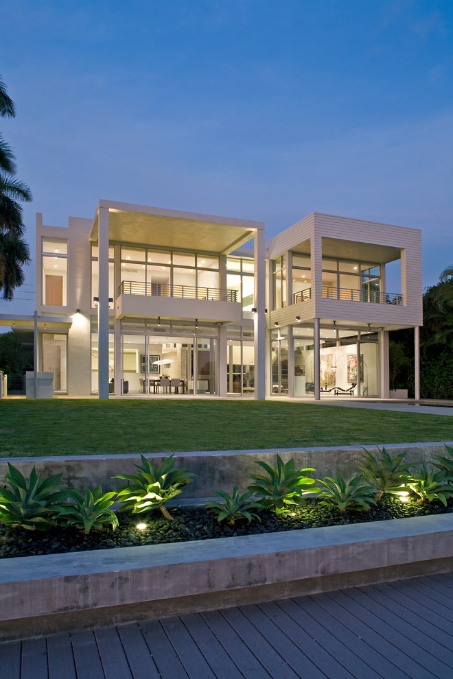 Photo of a contemporary two-storey white exterior in Miami.
