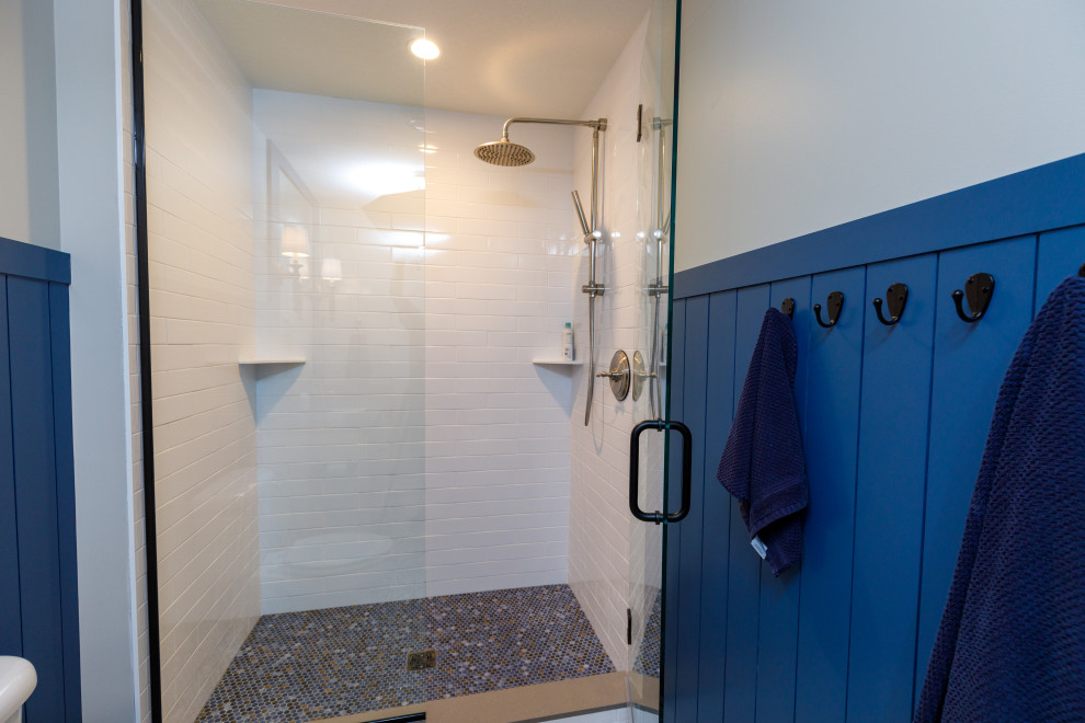 На фото: большая ванная комната в стиле неоклассика (современная классика) с серыми стенами, полом из винила, коричневым полом и балками на потолке