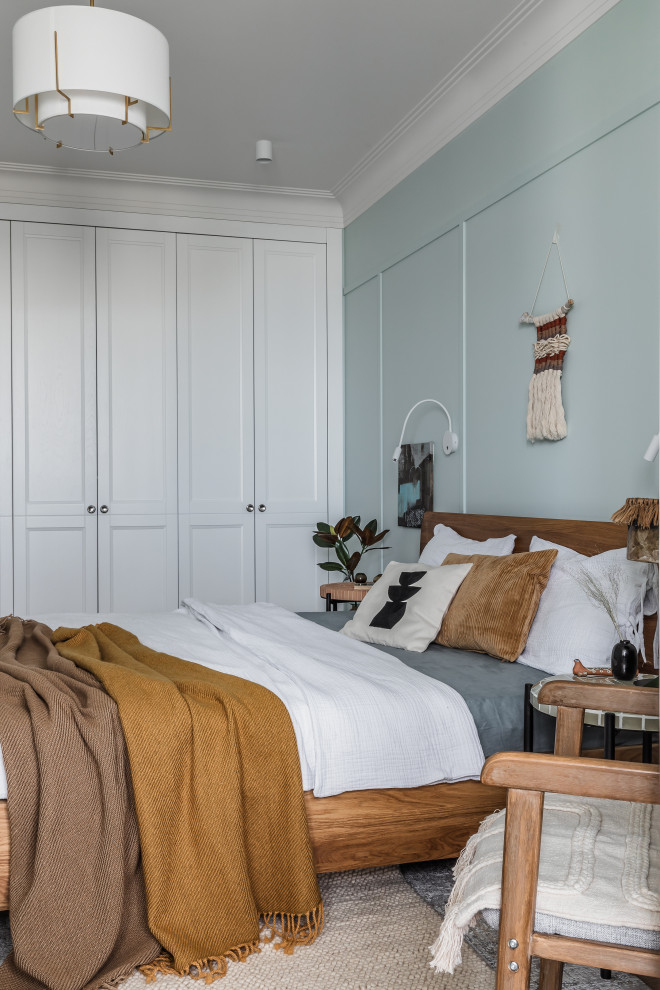 Imagen de dormitorio principal contemporáneo de tamaño medio con suelo de madera en tonos medios y suelo marrón