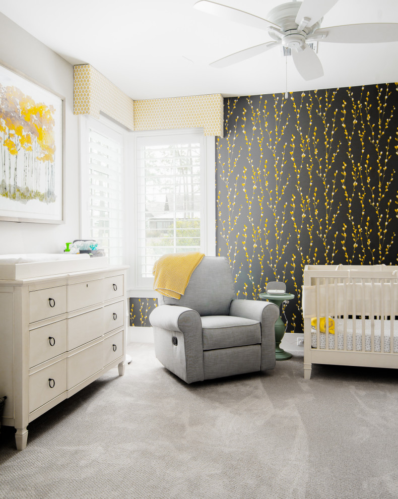 Idée de décoration pour une chambre de bébé neutre tradition de taille moyenne avec un mur noir, moquette, du papier peint et un sol beige.