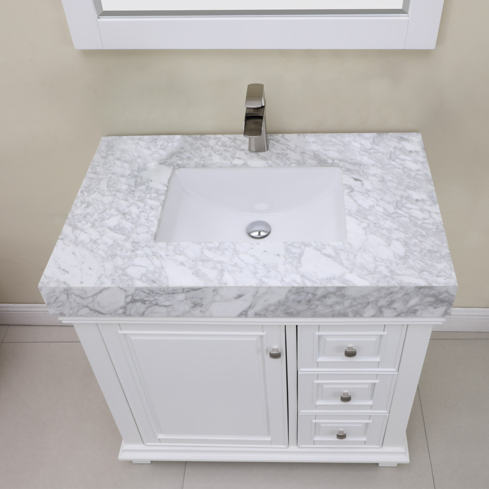 Retro inredning av ett litet badrum, med vita skåp och marmorbänkskiva
