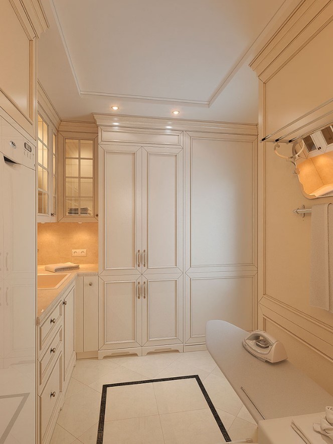 У Ростральных колонн