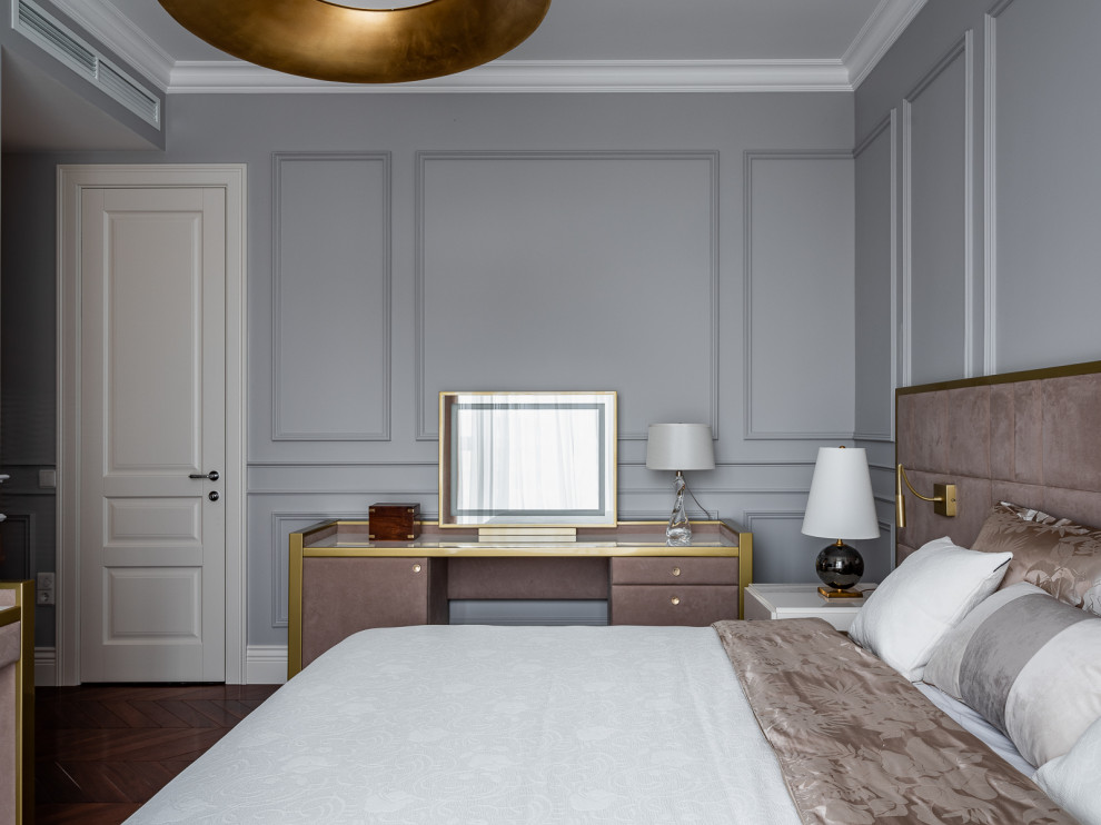 Источник вдохновения для домашнего уюта: хозяйская спальня среднего размера в стиле неоклассика (современная классика) с серыми стенами, паркетным полом среднего тона и коричневым полом