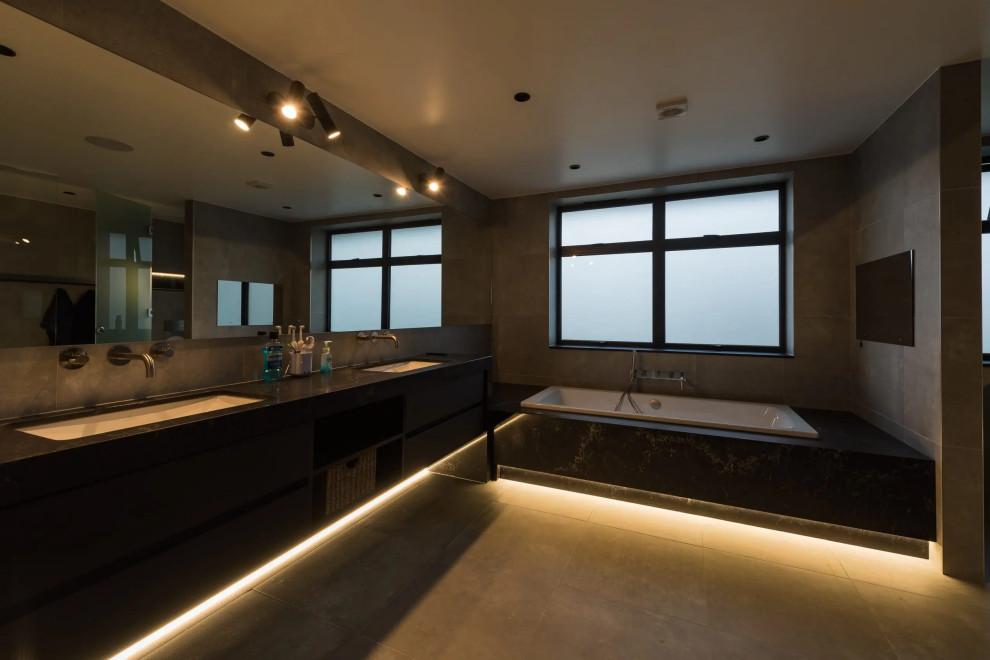 Cette photo montre une petite salle de bain tendance avec un placard à porte plane.