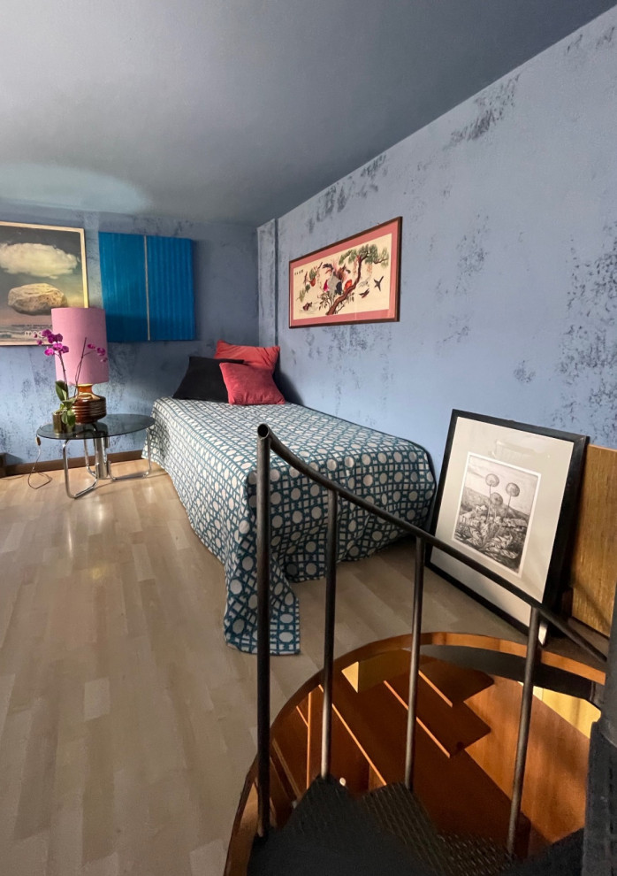 На фото: маленькая спальня на антресоли в стиле фьюжн с синими стенами, полом из ламината, бежевым полом и многоуровневым потолком для на участке и в саду