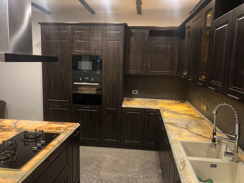 Private villa Phoenix Golf Club - Kitchen with natural Onyx marable table-top