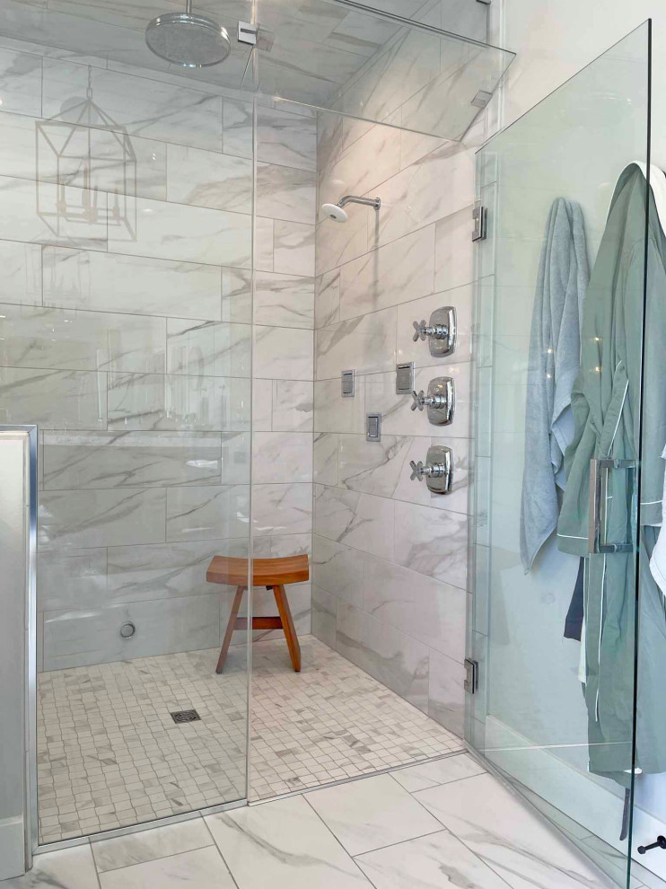 На фото: главная ванная комната в стиле кантри с белыми фасадами, душем без бортиков, белыми стенами и душем с распашными дверями с