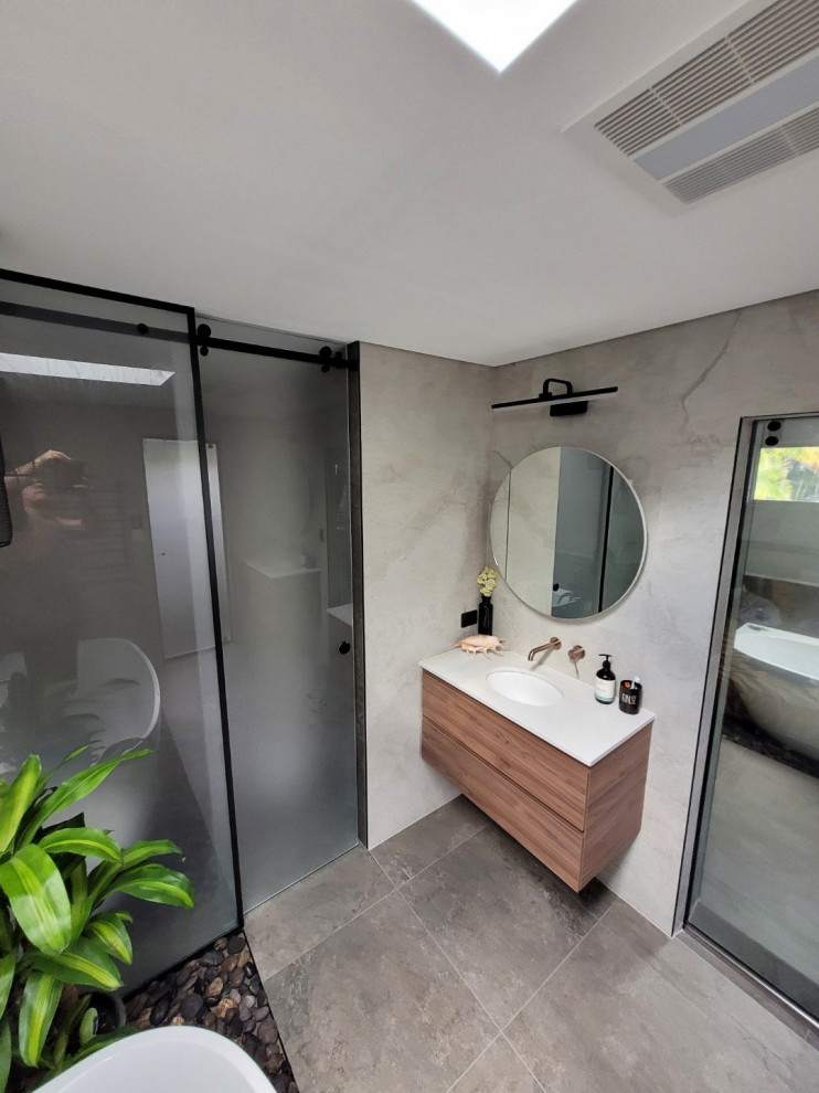 This is an example of a large tropical bathroom in Gold Coast - Tweed.