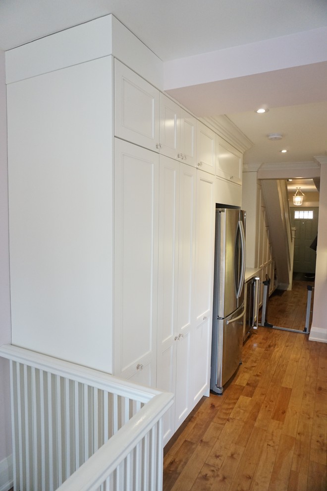 Example of a transitional kitchen design in Toronto