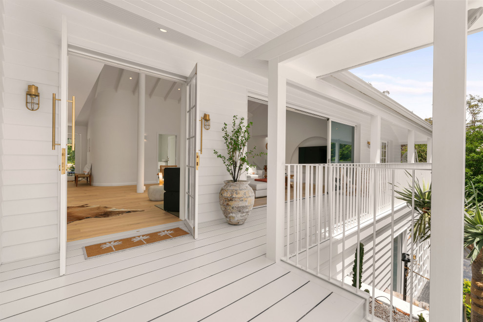 Großes, Zweistöckiges Modernes Einfamilienhaus mit weißer Fassadenfarbe und weißem Dach in Sydney