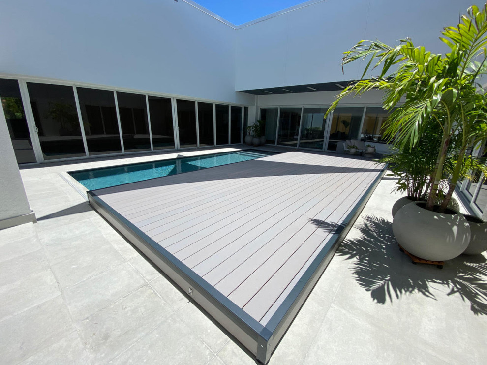 Mittelgroße Moderne Terrasse hinter dem Haus, im Erdgeschoss mit Sonnenschutz und Mix-Geländer in Miami